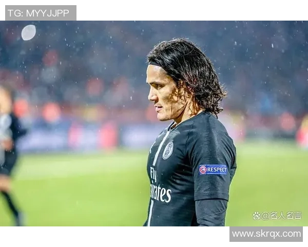 足球明星的魅力步伐展现帅气风采与自信气场 足球明星的魅力步伐展现帅气风采与自信气场