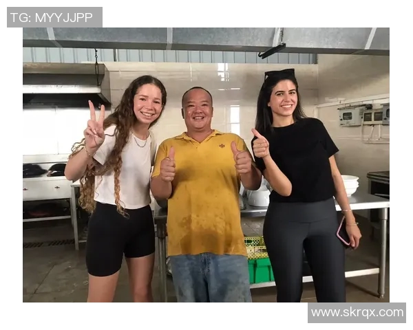 黑人足球明星与女友甜蜜合影展现幸福生活瞬间