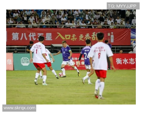 足球明星场下的温暖瞬间与人性光辉的真实故事分享