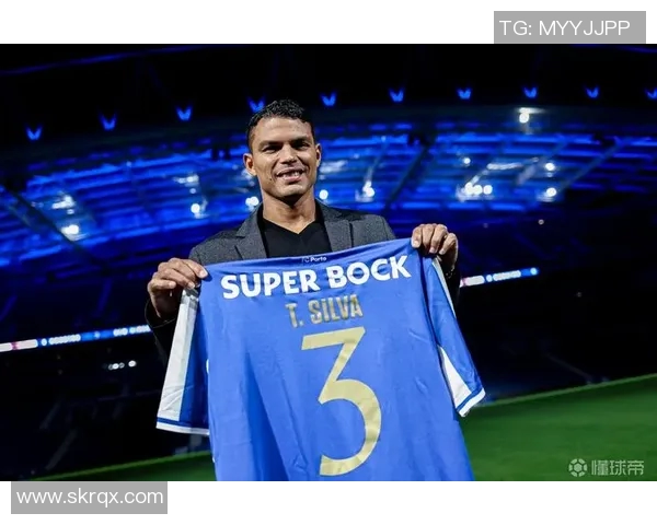 身穿4号秋衣的足球明星展现独特风格与运动魅力的精彩瞬间