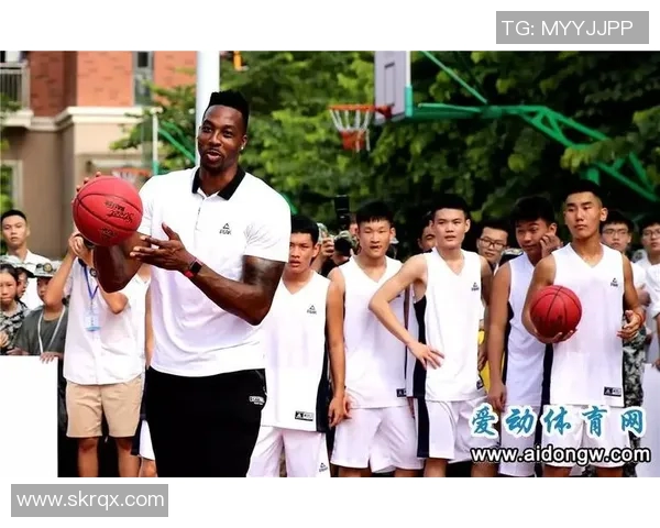 霍华德与足球明星亲密合影展现运动精神与友谊的完美结合