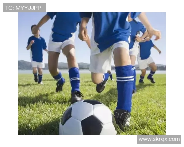 抱着玩偶的足球明星是谁揭秘他的童年与梦想